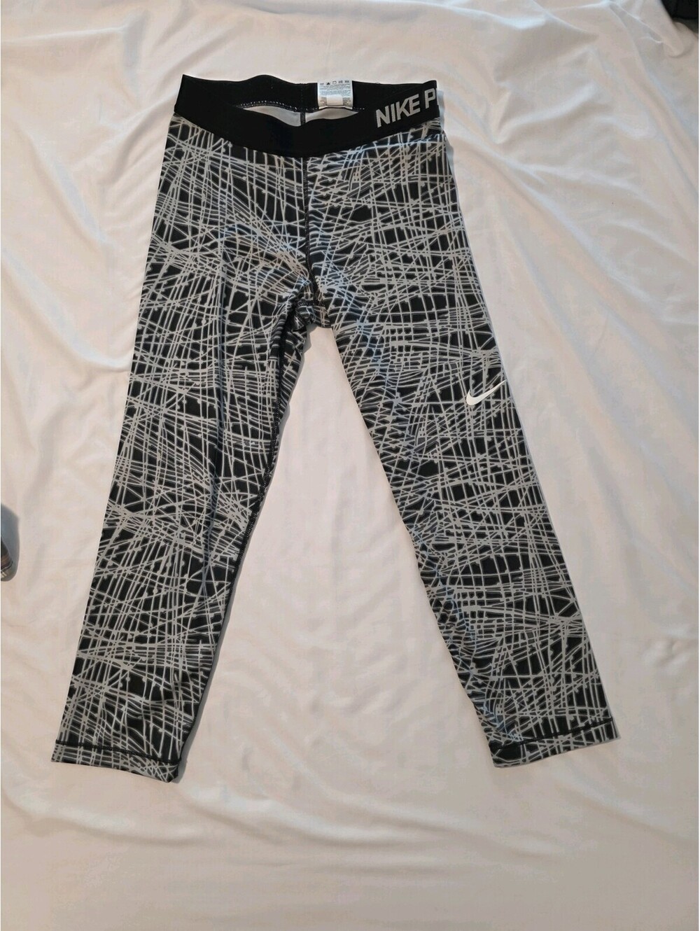 Nike Pro Women's Dri-FIT tracer printed capri leggings Size Medium Black White